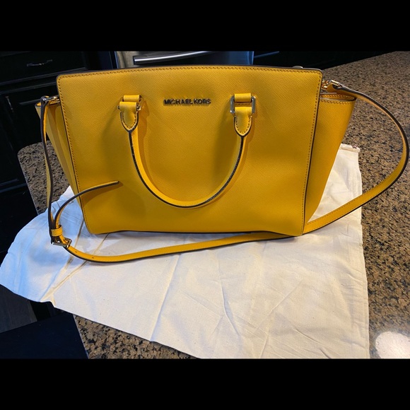 Michael Kors Large Selma in yellow w/dust bag - Picture 5 of 7